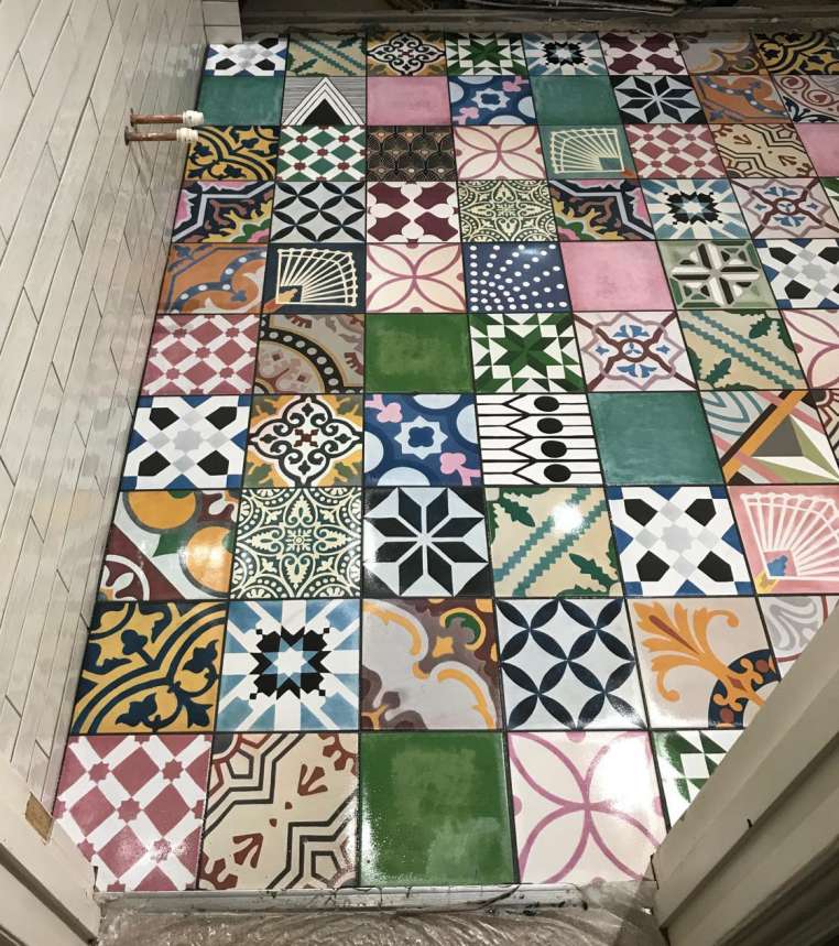 patterned bathroom floor tiling